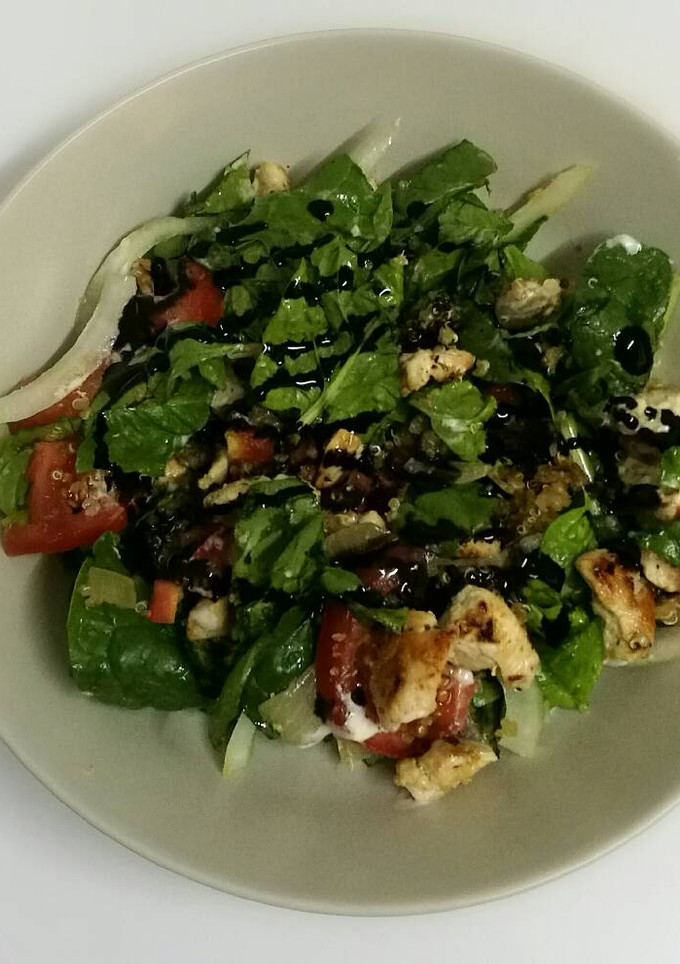 Una foto de Ensalada templada de pollo con quinoa y espinaca!!