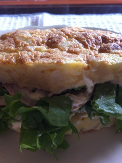 Una foto de Tortilla de patata y atún rellena