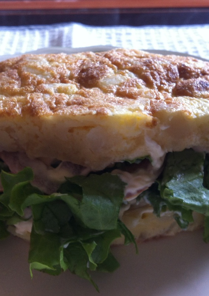 Una foto de Tortilla de patata y atún rellena