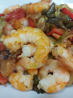 Una foto de Verduras asadas al horno con langostinos🦐🦐