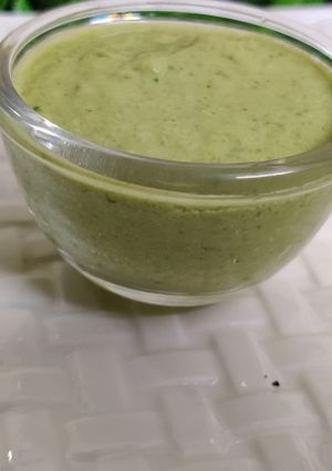 A picture of Green chutney.