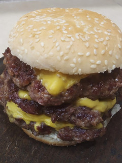 Una foto de Hamburguesa doble carne casera con queso cheddar