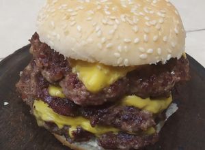 Una foto de Hamburguesa doble carne casera con queso cheddar