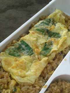 Foto resep Nasi goreng dan telur dadar bayam