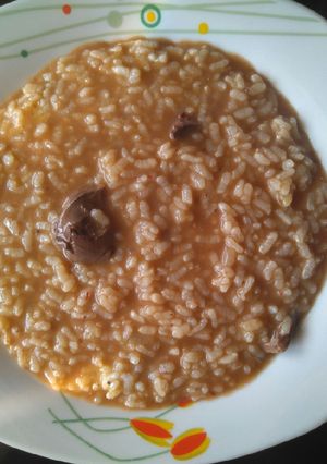 Una foto de Arroz con higadillos y corazones de pollo