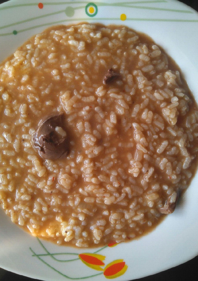Una foto de Arroz con higadillos y corazones de pollo
