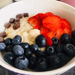 A picture of Fruit and Chocolate chip Porridge.