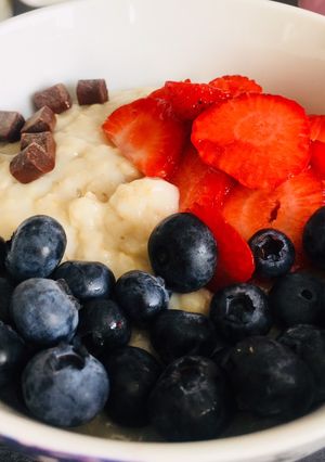 A picture of Fruit and Chocolate chip Porridge.