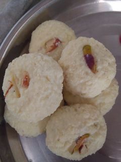 વ્હાઈટ પેંડા(penda recipe in Gujarati) રેસીપી મુખ્ય ફોટો