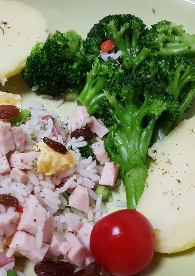 Una foto de Arroz tres delicias con brócoli y patata