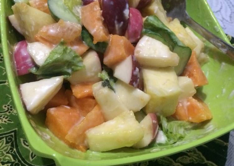 Langkah Mudah Membuat Tropical fruit salad with yoghurt dressing Super Lezat