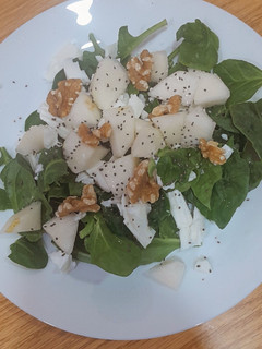 Una foto de Ensalada de espinacas frescas