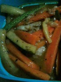 Una foto de Filete de pescado al ajo con guarniciones a la bbq