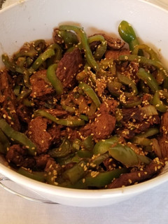 Una foto de Wok de filet al ajillo con sésamo y salsa de soja