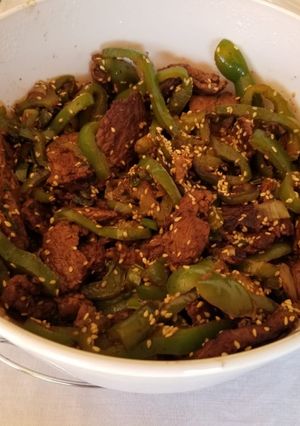 Una foto de Wok de filet al ajillo con sésamo y salsa de soja