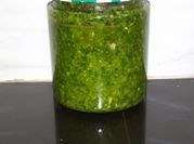 Una foto de pesto perejil