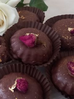 صورة لوصفة حلوة الكوكياجة محشية بالكراميل والكوكاو