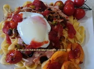 Una foto de Pappardelle con sofrito de tomatitos cherri, ajo negro y pistachos, acompañado de huevo a baja temperatura
