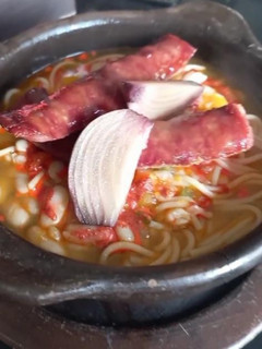 Una foto de Porotos con riendas y longaniza