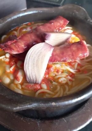 Una foto de Porotos con riendas y longaniza