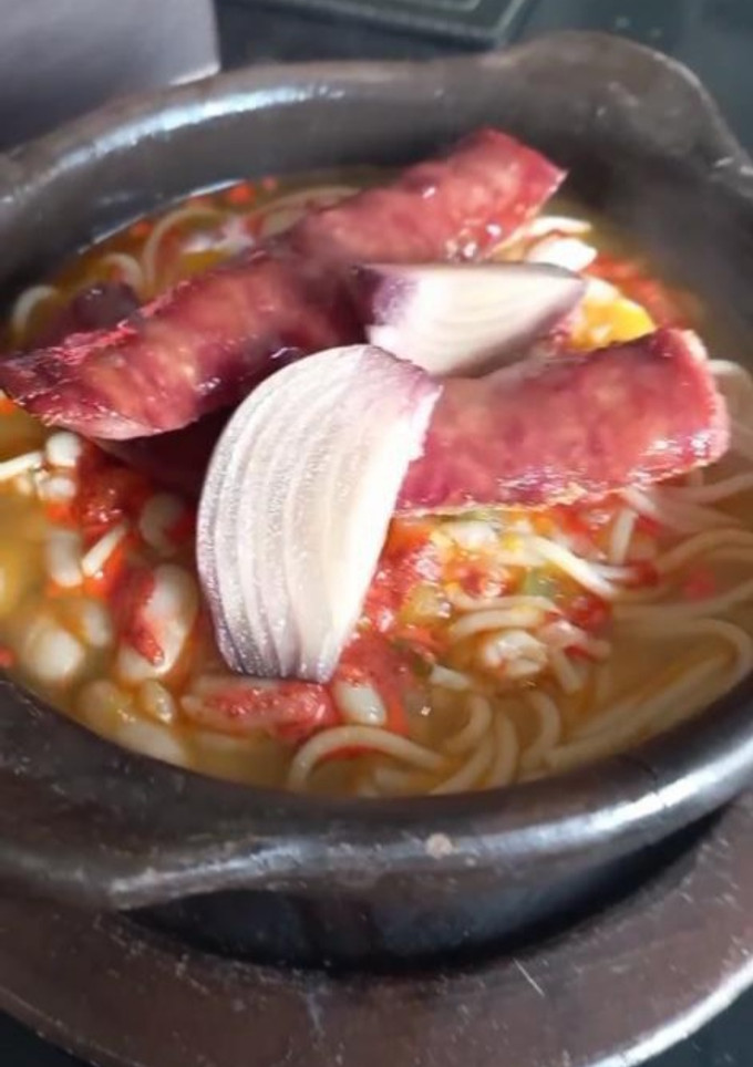 Una foto de Porotos con riendas y longaniza