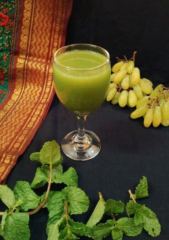 A picture of Green Grapes Mint Cooler.