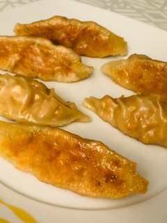 Una foto de Gyozas de pollo y verduras al curry