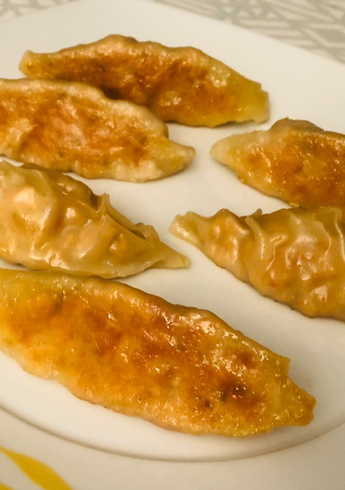 Una foto de Gyozas de pollo y verduras al curry