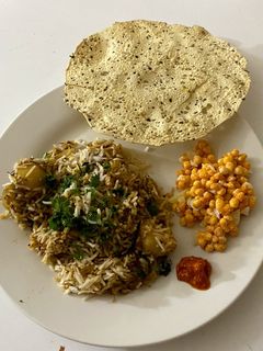 आलू बिर्याणी (aloo biryani recipe in marathi) रेसिपी चे मुख्य फोटो