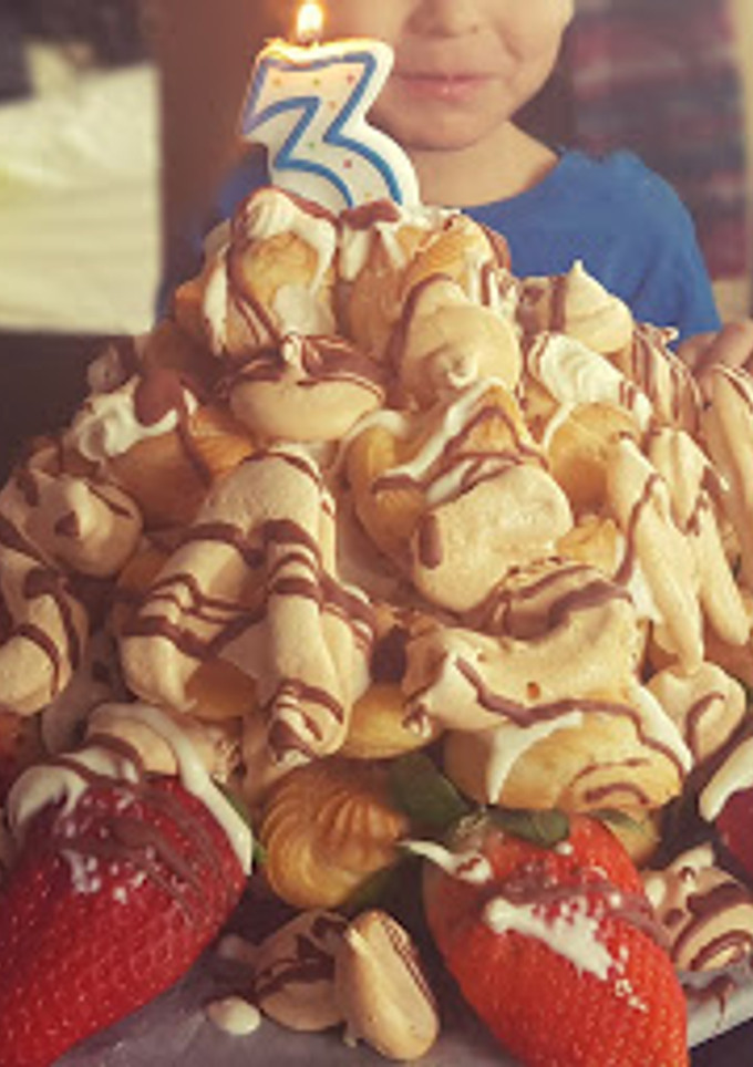 Una foto de Tarta de profiteroles