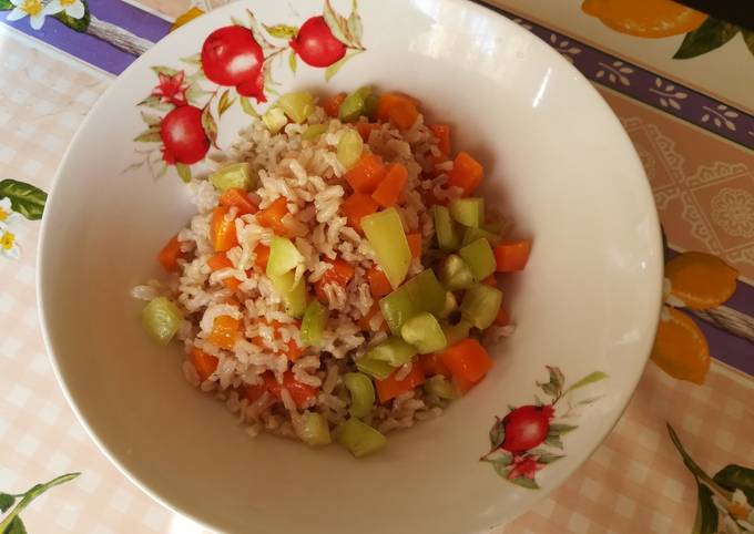 Бурый рис с овощами