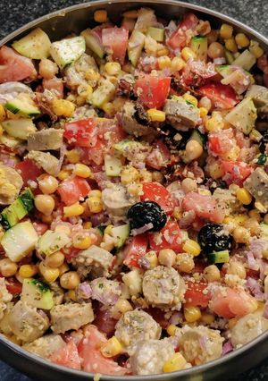 Une photo de Une grosse salade improvisée avec un peu de tout (vegan)