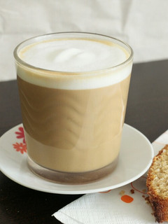 Una foto de Café con leche con muuuucha espumita ☕🍶