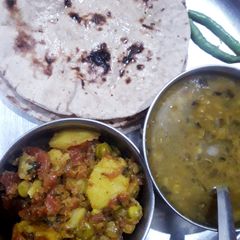 A picture of Aloo gajar ki sabzi.