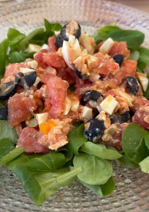 Una foto de Ensalada fresca de canónigos con mojete murciano