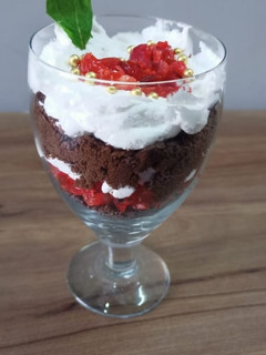 हार्ट ब्लॅक फॉरेस्ट पुडींग (Heart Black Forest Pudding Recipe In Marathi) रेसिपी चे मुख्य फोटो