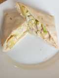 Piadina rellena de pollo con mango y salsa de yogur