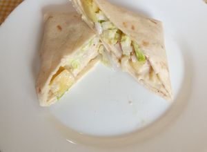 Foto principal de Piadina rellena de pollo con mango y salsa de yogur