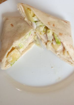 Una foto de Piadina rellena de pollo con mango y salsa de yogur