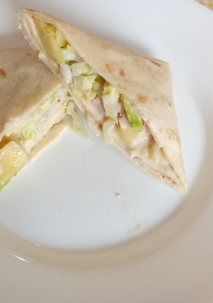 Una foto de Piadina rellena de pollo con mango y salsa de yogur
