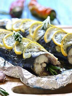 A picture of Roasted mackerel with lemon.