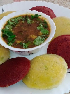 कलरफुल सूजी इडली (Colourful suji idli recipe in hindi) रेसिपी मुख्य फोटो