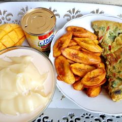 A picture of Fried plantain with fried egg and pap.