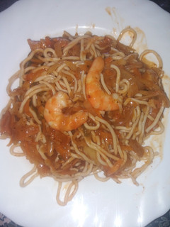 Una foto de Salteado de verduras con fideos chinos y gambas