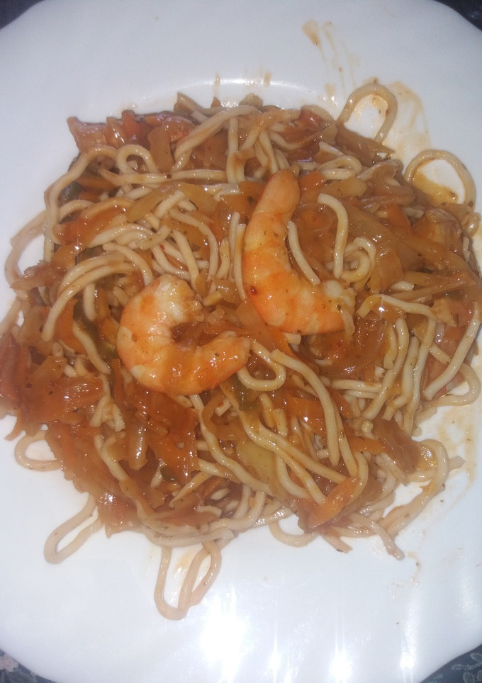 Una foto de Salteado de verduras con fideos chinos y gambas