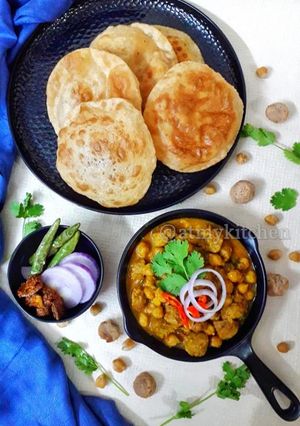 A picture of Chickpea Soya Curry.