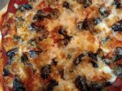 Una foto de pizza gourmet