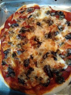 Una foto de Pizza de ostiones ahumados 🦪🦪🍕