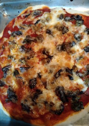 Una foto de Pizza de ostiones ahumados 🦪🦪🍕