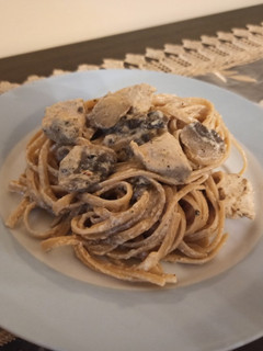 A picture of Chicken Alfredo Pasta.